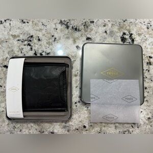 Men’s Fossil bi-fold black leather wallet